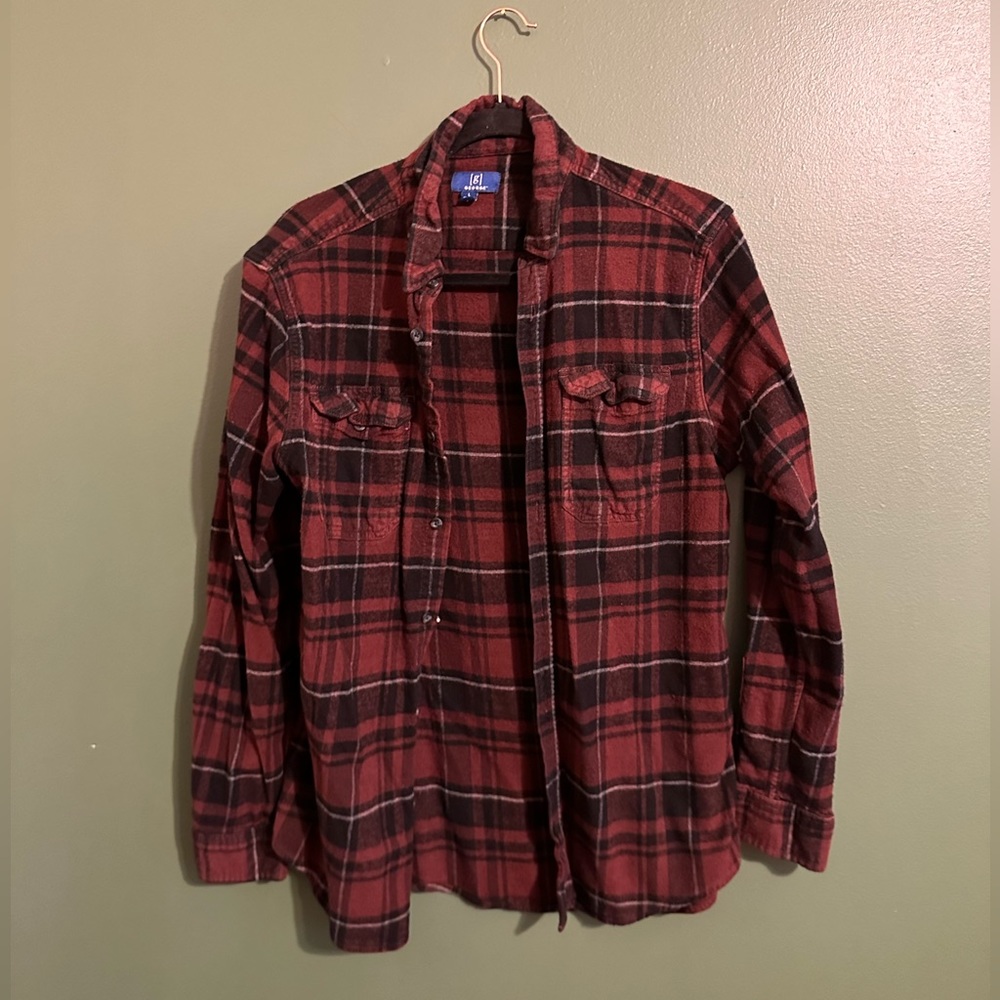Flannel in a size large. Black and maroon.
